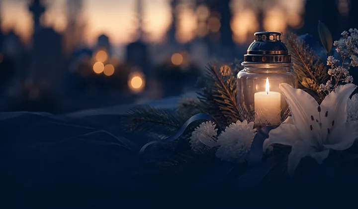 Białe kwiaty i świeca — symbol ceremonii pogrzebowej